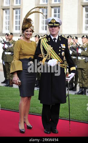 Bildnummer: 58612700 Datum: 20.10.2012 Copyright: imago/Xinhua (121020) -- LUXEMBURG, 20. Oktober 2012 (Xinhua) -- Niederlande Kronprinz Willem-Alexander und Prinzessin Maxima kommen an, um an der religiösen Hochzeitsfeier von Kronprinz Guillaume von Luxemburg und belgischer CountessxStephanie de Lannoy in der Kathedrale Notre-Dame in Luxemburg, 20. Oktober 2012 teilzunehmen. (Xinhua/YE Pingfan) LUXEMBURG-BELGIEN-ROYALS-RELIGIOUS WEDDING PUBLICATIONxNOTxINxCHN Entertainment People Adel Hochzeit Hochzeitsfeier kirchliche Trauung xas x1x Premiere 2012 hoch o0 Familie, privat, Frau, Mann, Ehefrau, Ehemann Stockfoto