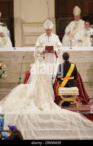 Bildnummer: 58612707  Datum: 20.10.2012  Copyright: imago/Xinhua (121020) -- LUXEMBOURG, Oct. 20, 2012 (Xinhua) -- Luxembourg s Hereditary Grand Duke Guillaume (R) and Princess Stephanie (L) are seen during their religious wedding at the Cathedral of Our Lady of Luxembourg Oct. 20, 2012. (Xinhua/Grand-Ducal Court of Luxembourg/Raoul Somers) (bxq) LUXEMBOURG-HEREDITARY GRAND DUKE-RELIGIOUS WEDDING PUBLICATIONxNOTxINxCHN Entertainment people Adel Hochzeit Hochzeitsfeier kirchliche Trauung xas x1x premiumd 2012 hoch Aufmacher  o0 Familie, privat, Frau, Mann, Ehefrau, Ehemann o0 Stephanie von Luxe Stock Photo