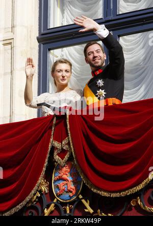 121020 -- LUXEMBURG, 20. Oktober 2012 Xinhua -- Luxemburgs Erbgroßherzog Guillaume und seine Frau Prinzessin Stephanie winken nach ihrer religiösen Hochzeit in Luxemburg am 20. Oktober 2012 auf dem Balkon des Großherzoglichen Palastes. Xinhua/Zhou Lei LUXEMBOURG-BELGIUM-ROYALS-RELIGIOUS WEDDING PUBLICATIONxNOTxINxCHN Stockfoto