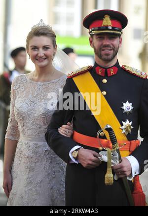 121020 -- LUXEMBURG, 20. Oktober 2012 Xinhua -- Luxemburgs Erbgroßherzog Guillaume und seine Frau Prinzessin Stephanie, Erbgroßherzogin von Luxemburg, verlassen die Kathedrale Notre-Dame nach ihrem religiösen Hochzeitsgottesdienst in Luxemburg, 20. Oktober 2012. Xinhua/YE Pingfan LUXEMBOURG-BELGIUM-ROYALS-RELIGIOUS WEDDING PUBLICATIONxNOTxINxCHN Stockfoto