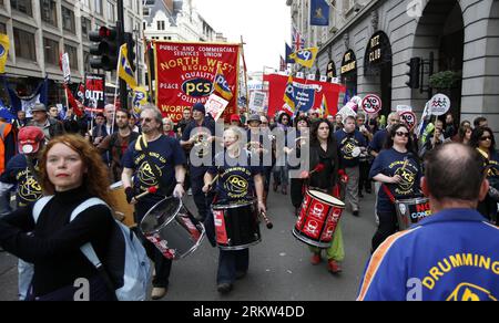 Bildnummer: 58613297  Datum: 20.10.2012  Copyright: imago/Xinhua (121020) -- LONDON, Oct. 20, 2012 (Xinhua) -- Demonstrators march during an anti-austerity protest in London, Britain, on October 20, 2012. Tens of thousands of from across Britain gathered in central London on Saturday in protest against the government s austerity policy. (Xinhua/Wang Lili) BRITAIN-LONDON-FINANCE-ECONOMY-PROTEST PUBLICATIONxNOTxINxCHN Gesellschaft Politik Sparpolitik Sparen Protest Demo x0x xgw 2012 quer      58613297 Date 20 10 2012 Copyright Imago XINHUA  London OCT 20 2012 XINHUA demonstrator March during to Stock Photo