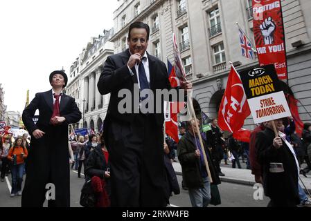 Bildnummer: 58613306 Datum: 20.10.2012 Copyright: imago/Xinhua (121020) -- LONDON, 20. Oktober 2012 (Xinhua) -- Ein Demonstrant, der eine Maske trägt, die den britischen Premierminister David Cameron(C) zeigt, nimmt am 20. Oktober 2012 an einem Protest gegen die Sparpolitik in London Teil. Zehntausende aus ganz Großbritannien versammelten sich am Samstag im Zentrum Londons, um gegen die Sparpolitik der Regierung zu protestieren. (Xinhua/Wang Lili) GROSSBRITANNIEN-LONDON-FINANCE-ECONOMY-Protest PUBLICATIONxNOTxINxCHN Gesellschaft Politik Sparpolitik Sparen Protest Demo x0x xgw 2012 quer 58613306 Datum 20 10 2012 Copyright Stockfoto