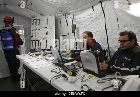 Bildnummer: 58613318  Datum: 20.10.2012  Copyright: imago/Xinhua (121021) -- VANCOUVER, Oct. 21, 2012 (Xinhua) -- Members of the rescue team work inside a temporary commander centre in Vancouver, Canada, Oct. 20, 2012. Urban search and rescue teams from across the country gathered in Vancouver for a large rescue learning to save in the event of an earthquake on Saturday. Teams from Alberta and Manitoba are practising simulation rescues along with metro Vancouver fire departments.(Xinhua/Liang Sen) (msq) CANADA-VANCOUVER-DRILL PUBLICATIONxNOTxINxCHN Gesellschaft Training Rettung x2x xgw 2012 qu Stock Photo