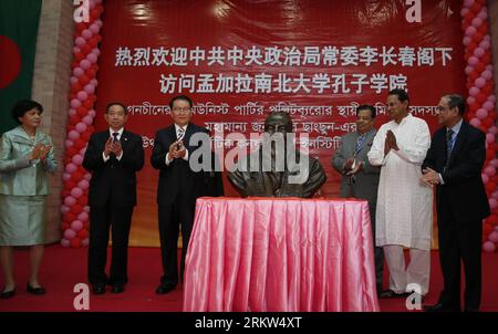 Bildnummer: 58615360  Datum: 21.10.2012  Copyright: imago/Xinhua (121021) -- DHAKA, Oct. 21, 2012 (Xinhua) -- Li Changchun (3rd L), a member of the Standing Committee of the Political Bureau of the Central Committee of the Communist Party of China, applauses after he unveils the statue of Confucius during his visit to the Confucius Institute of the North South University in Dhaka, Bangladesh, Oct. 21, 2012. (Xinhua/Ju Peng) (hdt) BANGLADESH-CHINA-LI CHANGCHUN-CONFUCIUS INSTITUTE PUBLICATIONxNOTxINxCHN people Politik Skulptur Büste Konfuzianismus Religion x0x xmb 2012 quer      58615360 Date 21 Stock Photo