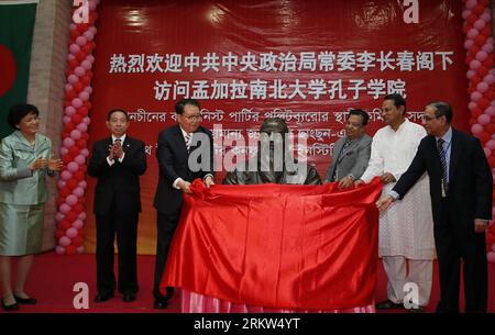 Bildnummer: 58615359 Datum: 21.10.2012 Copyright: imago/Xinhua (121021) -- DHAKA, 21. Oktober 2012 (Xinhua) -- Li Changchun (3. L), Mitglied des Ständigen Ausschusses des Politischen Büros des Zentralkomitees der Kommunistischen Partei Chinas, stellt die Statue des Konfuzius während seines Besuchs am Konfuzius-Institut der Nord-Süd-Universität in Dhaka, Bangladesch, am 21. Oktober 2012 vor. (Xinhua/Ju Peng) (hdt) BANGLADESCH-CHINA-LI CHANGCHUN-KONFUCIUS-INSTITUT PUBLICATIONxNOTxINxCHN People Politik Skulptur Büste Konfuzianismus Religion x0x xmb 2012 quer 58615359 Datum 21 10 2012 Copyright Stockfoto