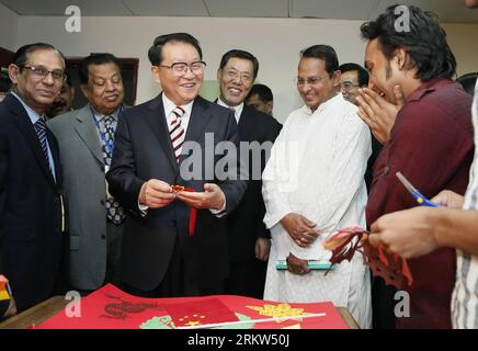 Bildnummer: 58615362  Datum: 21.10.2012  Copyright: imago/Xinhua (121021) -- DHAKA, Oct. 21, 2012 (Xinhua) -- Li Changchun (3rd L), a member of the Standing Committee of the Political Bureau of the Central Committee of the Communist Party of China, talks with students during his visit to the Confucius Institute of the North South University in Dhaka, Bangladesh, Oct. 21, 2012. (Xinhua/Ju Peng) (hdt) BANGLADESH-CHINA-LI CHANGCHUN-CONFUCIUS INSTITUTE PUBLICATIONxNOTxINxCHN people Politik x0x xmb 2012 quer      58615362 Date 21 10 2012 Copyright Imago XINHUA  Dhaka OCT 21 2012 XINHUA left Changch Stock Photo