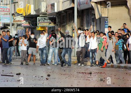 Bildnummer: 58617188  Datum: 21.10.2012  Copyright: imago/Xinhua (121022) -- ISTANBUL, Oct. 22, 2012 (Xinhua) -- Demonstrators gesture during a protest in Hatay of Turkey, on Oct. 21, 2012. A group of youth protested against foreign intervention in Syria, near the Turkish-Syrian border on Sunday. Five were detained as some protestors clashed with police. (Xinhua/Stringer) (nxl) TURKEY-HATAY-SYRIA-PROTEST PUBLICATIONxNOTxINxCHN Politik Demo Protest Strassenschlacht Krawalle Ausschreitungen premiumd x0x xmb 2012 quer      58617188 Date 21 10 2012 Copyright Imago XINHUA  Istanbul OCT 22 2012 XINH Stock Photo