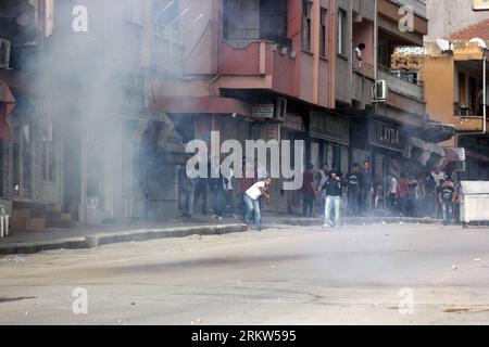 Bildnummer: 58617187 Datum: 21.10.2012 Copyright: imago/Xinhua (121022) -- ISTANBUL, 22. Oktober 2012 (Xinhua) -- Ein Demonstrant schleudert Steine auf die Polizei während eines Protestes im türkischen Hatay am 21. Oktober 2012. Eine Gruppe von Jugendlichen protestierte am Sonntag gegen ausländische Interventionen in Syrien, nahe der türkisch-syrischen Grenze. Fünf wurden verhaftet, als einige Demonstranten mit der Polizei zusammenstießen. (Xinhua/Stringer) (nxl) TÜRKEI-HATAY-SYRIEN-PROTEST PUBLICATIONxNOTxINxCHN Politik Demo Protest Strassenschlacht Krawalle Ausschreitungen Premiere x0x xmb 2012 quer 58617187 Datum 21 10 2012 Copyright Imago XINHUA Istanbul Stockfoto