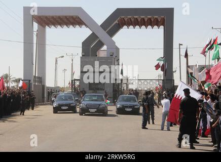 Bildnummer: 58621340  Datum: 23.10.2012  Copyright: imago/Xinhua (121023) -- GAZA, Oct. 23, 2012 (Xinhua) -- The car carrying Qatari Emir Sheikh Hamad bin Khalifa al-Thani arrives at the Rafah border crossing with Egypt on Oct. 23, 2012 in the Gaza Strip city of Rafah.   (Xinhua/Khaled Omar)(cl) MIDEAST-GAZA-QATARI EMIR PUBLICATIONxNOTxINxCHN People Politik Grenze Grenzübergang premiumd x1x xmb 2012 quer     58621340 Date 23 10 2012 Copyright Imago XINHUA  Gaza OCT 23 2012 XINHUA The Car carrying Qatari Emir Sheikh Hamad am Khalifa Al Thani arrives AT The Rafah Border Crossing With Egypt ON OC Stock Photo