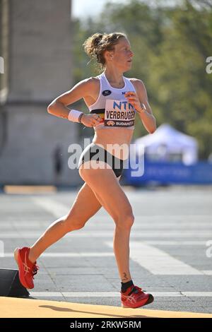 Budapest, Ungarn. 26. August 2023. Die Belgierin Hanne Verbruggen ist am Samstag, den 26. August 2023, bei den Leichtathletik-Weltmeisterschaften in Budapest, Ungarn, am Zielort des Marathonlaufs der Frauen zu sehen. Die Weltspiele finden vom 19. Bis 27. August 2023 statt. BELGA PHOTO ERIC LALMAND Credit: Belga News Agency/Alamy Live News Stockfoto