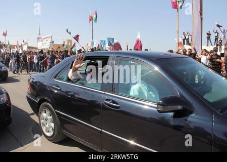 Bildnummer: 58621341  Datum: 23.10.2012  Copyright: imago/Xinhua (121023) -- GAZA, Oct. 23, 2012 (Xinhua) -- Qatari Emir Sheikh Hamad bin Khalifa al-Thani waves to the crowds during a welcoming ceremony at the Rafah border crossing with Egypt on Oct. 23, 2012 in the Gaza Strip city of Rafah.   (Xinhua/Khaled Omar)(cl) MIDEAST-GAZA-QATARI EMIR PUBLICATIONxNOTxINxCHN People Politik Grenze Grenzübergang premiumd x1x xmb 2012 quer     58621341 Date 23 10 2012 Copyright Imago XINHUA  Gaza OCT 23 2012 XINHUA Qatari Emir Sheikh Hamad am Khalifa Al Thani Waves to The Crowds during a Welcoming Ceremony Stock Photo