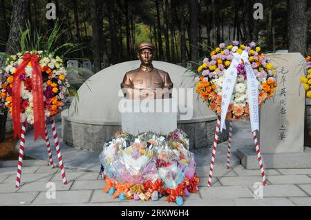 Bildnummer: 58626065  Datum: 24.10.2012  Copyright: imago/Xinhua (121024) -- HOECHANG, Oct. 24, 2012 (Xinhua) -- Grave of Chinese martyr Mao Anying, son of Chairman Mao Zedong, is seen at the Cemetery of the Fallen Fighters of the Chinese People s Volunteers (CPV) in Hoechang County, South Phyongan Province, Democratic People s Republic of Korea (DPRK), Oct. 24, 2012. The completion ceremony of the rebuilding of the CPV cemetery was held here on Wednesday. (Xinhua/Du Baiyu) (msq) DPRK-CHINA-CPV-RECONSTRUCTION PUBLICATIONxNOTxINxCHN Gesellschaft Friedhof Gedenkstätte Mahnmal Gedenken x0x xmb 20 Stock Photo