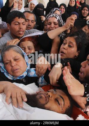 Bildnummer: 58624877 Datum: 24.10.2012 Copyright: imago/Xinhua Gaza, 24. Oktober 2012 - Palästinenser tragen die Leiche des militanten Mohamed Jabber Al Shekh während seiner Beerdigung im südlichen Gazastreifen Rafah am 24. Oktober 2012. Israel hat seit dem 23. Oktober vier Hamas-Schützen bei Luftangriffen im Gazastreifen getötet. (Xinhua/Khaled Omar) (dzl) MIDEAST-GAZA-BEGRÄBNISMILITANT PUBLICATIONxNOTxINxCHN Politik Beerdigung xjh x0x 2012 hoch Nahost Nahostkonflikt Israel Palästina 58624877 Datum 24 10 2012 Copyright Imago XINHUA Gaza OKT 24 2012 PALÄSTINENSER tragen die Leiche des militanten Mohamed JABBER Al Shekh während H Stockfoto