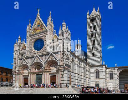 Der prächtig dekorierte Dom von Siena mit seinem schwarz-weiß gestreiften Marmorglockenturm. Toskana Italien Stockfoto
