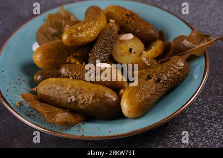 Teller mit eingelegten hausgemachten Gurken. Gurken-Gurken-Gurken Stockfoto