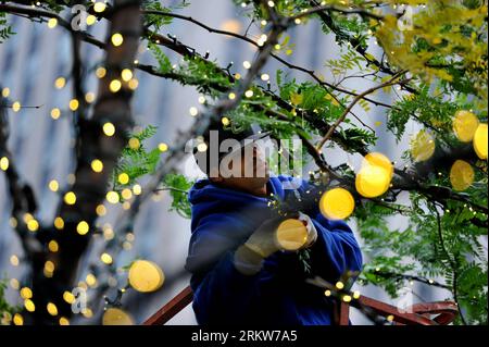 Bildnummer: 58627416  Datum: 24.10.2012  Copyright: imago/Xinhua (121025) -- NEW YORK, Oct. 25, 2012 (Xinhua) -- A worker installs fairy lights in Manhattan, New York, Oct. 24, 2012. The United States is bracing for the holiday shopping peak as the Halloween and Thanksgiving Day are coming soon. (Xinhua/Wang Lei) U.S.-NEW YORK-ECONOMY PUBLICATIONxNOTxINxCHN Gesellschaft Weihnachten Beleuchtung Weihnachtsbeleuchtung Deko Weihnachtsdeko xjh x0x premiumd 2012 quer      58627416 Date 24 10 2012 Copyright Imago XINHUA  New York OCT 25 2012 XINHUA a Worker installs Fairy Lights in Manhattan New York Stock Photo