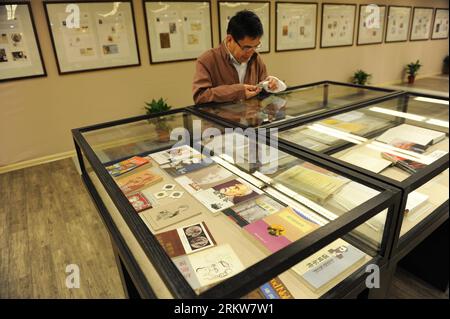 Bildnummer: 58633663  Datum: 25.10.2012  Copyright: imago/Xinhua (121025) -- SHANGHAI, Oct. 25, 2012 (Xinhua) -- A visitor takes photo at a collection exhibition of Nobel Prize in Shanghai Putuo District Library, east China s Shanghai Municipality, Oct. 25, 2012. The exhibition opened here Thursday, displayed inscriptions, autographed books and photos, commemorative stamps from more than 300 winners of the Nobel Prize, including Chinese novelist Mo Yan s original manuscripts. Mo Yan is the winner of Nobel Prize in Literature 2012. (Xinhua/Lai Xinlin) (lx) CHINA-SHANGHAI-NOBEL PRIZE-EXHIBITION Stock Photo