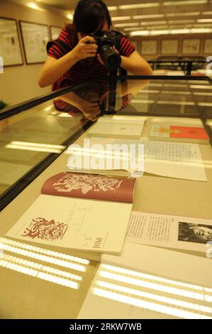 Bildnummer: 58633666  Datum: 25.10.2012  Copyright: imago/Xinhua (121025) -- SHANGHAI, Oct. 25, 2012 (Xinhua) -- A visitor takes photo for manuscripts of Chinese novelist Mo Yan displayed at a collection exhibition of Nobel Prize in Shanghai Putuo District Library, east China s Shanghai Municipality, Oct. 25, 2012. The exhibition opened here Thursday, displayed inscriptions, autographed books and photos, commemorative stamps from more than 300 winners of the Nobel Prize, including Chinese novelist Mo Yan s original manuscripts. Mo Yan is the winner of Nobel Prize in Literature 2012. (Xinhua/La Stock Photo