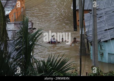 Bildnummer: 58639677  Datum: 26.10.2012  Copyright: imago/Xinhua (121027) -- SANTO DOMINGO, Oct. 27, 2012 (Xinhua) -- walk in flood at the neighborhood La Javilla in Santo Domingo, capital of Dominica, Oct. 26, 2012. According to U.S. National Hurricane Center, 38 died when the powerful Hurricane Sandy crossed the Caribbean Sea. (Xinhua/Roberto Guzman) DOMINICA-HURRICANE SANDY-AFTERMATH PUBLICATIONxNOTxINxCHN Gesellschaft Sturm Unwetter Karibik Hurrikan x0x xst 2012 quer premiumd o0 Katastrophe Sturm Wirbelsturm Hurrikan Wetter Unwetter Naturkatastrophe     58639677 Date 26 10 2012 Copyright I Stock Photo