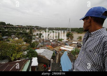 Bildnummer: 58639676  Datum: 26.10.2012  Copyright: imago/Xinhua (121027) -- SANTO DOMINGO, Oct. 27, 2012 (Xinhua) -- A man views the flooded houses at the neighborhood La Javilla in Santo Domingo, capital of Dominica, Oct. 26, 2012. According to U.S. National Hurricane Center, 38 died when the powerful Hurricane Sandy crossed the Caribbean Sea. (Xinhua/Roberto Guzman) DOMINICA-HURRICANE SANDY-AFTERMATH PUBLICATIONxNOTxINxCHN Gesellschaft Sturm Unwetter Karibik Hurrikan x0x xst 2012 quer premiumd o0 Katastrophe Sturm Wirbelsturm Hurrikan Wetter Unwetter Naturkatastrophe     58639676 Date 26 10 Stock Photo