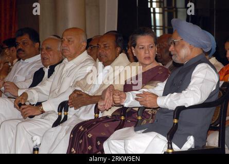 Bildnummer: 58642758  Datum: 28.10.2012  Copyright: imago/Xinhua (121028) -- NEW DELHI, Oct. 28, 2012 (Xinhua) -- Indian Prime Minister Manmohan Singh (1st R), UPA Chairperson Sonia Gandhi (2nd R), Defence Minister A K Antony (3rd R) and Home Minister Sushil Kumar Shinde (4th R) attend the swearing-in ceremony for the cabinet reshuffle at Indian Presidential Palace in New Delhi on Oct. 28, 2012. India s ruling Congress-led United Progressive Alliance government Sunday reshuffled its cabinet, inducting 22 ministers, out of which 10 are first-timers. (Xinhua/Partha Sarkar) (yby) INDIA-NEW DELHI- Stock Photo