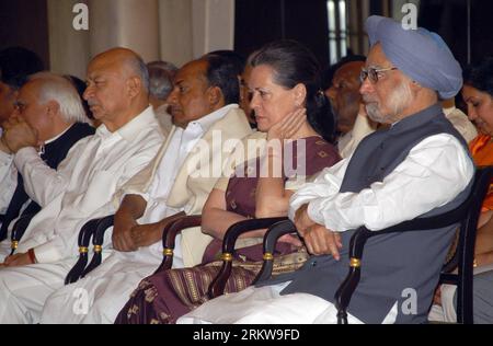 Bildnummer: 58642757 Datum: 28.10.2012 Copyright: imago/Xinhua (121028) -- NEU DELHI, 28. Oktober 2012 (Xinhua) -- der indische Premierminister Manmohan Singh (1. R), die Vorsitzende der UPA Sonia Gandhi (2. R), Verteidigungsminister A K Antony (3. R) und Innenminister Sushil Kumar Shinde (4. R) nehmen am 28. Oktober 2012 an der Vereidigung der Kabinettsumbildung im indischen Präsidentenpalast in Neu-Delhi Teil. Indiens regierende, vom Kongress geleitete Regierung der Vereinigten Progressiven Allianz hat am Sonntag ihr Kabinett neu gemischt und 22 Minister einberufen, von denen 10 Erstbesucher sind. (Xinhua/Partha Sarkar) (Yby) INDIEN-NEU-DELHI- Stockfoto