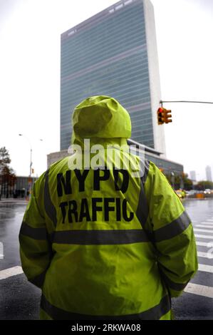 Bildnummer: 58647146  Datum: 29.10.2012  Copyright: imago/Xinhua (121029) -- NEW YORK, Oct. 29, 2012 (Xinhua) -- A policeman stands guard outside the United Nations headquarters in Manhattan as Hurricane Sandy hit New York on Oct. 29, 2012. Hurricane Sandy, a massive storm described by forecasters as one of the largest ever that hit the United States, is making its way towards the population-dense East Coast. , has asked the public to stay at home when Sandy slams the city. Nearly 10,000 flights have been canceled for Monday and Tuesday by airlines bracing for Hurricane Sandy. (Xinhua/Shen Hon Stock Photo