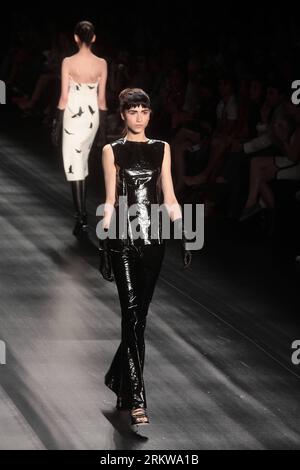 Bildnummer: 58647184 Datum: 29.10.2012 Copyright: imago/Xinhua SAO PAULO, 29. Oktober 2012 -- Ein Modell präsentiert eine Kreation von Tufi Duek während der Sao Paulo Fashion Week in Sao Paulo, Brasilien, am 29. Oktober 2012. (Xinhua/Rahel Patrasso) (py) BRASILIEN-SAO PAULO-FASHION WEEK PUBLICATIONxNOTxINxCHN Kultur Entertainment Modenschau Mode Modenschau Premiere x0x xac 2012 hoch 58647184 Datum 29 10 2012 Copyright Imago XINHUA Sao Paulo OCT 29 2012 A Model präsentiert eine Schöpfung von während der Sao Paulo Fashion Week in Sao Paulo Brasilien AUF OCT 29 2012 XINHUA Rahel PY Brazil Sao Paulo Fashion Week PUBLIKATION Stockfoto