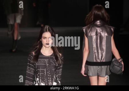 Bildnummer: 58647186 Datum: 29.10.2012 Copyright: imago/Xinhua SAO PAULO, 29. Oktober 2012 -- Models präsentieren Kreationen von Triton während der Sao Paulo Fashion Week in Sao Paulo, Brasilien, am 29. Oktober 2012. (Xinhua/Rahel Patrasso) (py) BRASILIEN-SAO PAULO-FASHION WEEK PUBLICATIONxNOTxINxCHN Kultur Entertainment Modenschau Mode Modenschau Premiere x0x xac 2012 quer 58647186 Datum 29 10 2012 Copyright Imago XINHUA Sao Paulo OCT 29 2012 Models präsentieren Kreationen von Triton während der Sao Paulo Fashion Week in Sao Paulo Brasilien AM 29 2012. Oktober XINHUA Rahel PY Brazil Sao Paulo Fashion Week PUBLICATIONxNOT Stockfoto