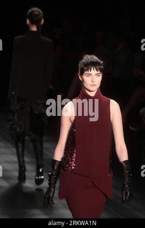 Bildnummer: 58647185 Datum: 29.10.2012 Copyright: imago/Xinhua SAO PAULO, 29. Oktober 2012 -- Ein Modell präsentiert eine Kreation von Tufi Duek während der Sao Paulo Fashion Week in Sao Paulo, Brasilien, am 29. Oktober 2012. (Xinhua/Rahel Patrasso) (py) BRASILIEN-SAO PAULO-FASHION WEEK PUBLICATIONxNOTxINxCHN Kultur Entertainment Modenschau Mode Modenschau Premiere x0x xac 2012 hoch 58647185 Datum 29 10 2012 Copyright Imago XINHUA Sao Paulo OCT 29 2012 A Model präsentiert eine Schöpfung von während der Sao Paulo Fashion Week in Sao Paulo Brasilien AUF OCT 29 2012 XINHUA Rahel PY Brazil Sao Paulo Fashion Week PUBLIKATION Stockfoto