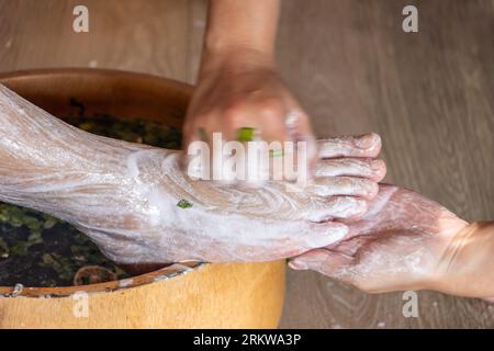 Fußpflege im Naturbad Stockfoto