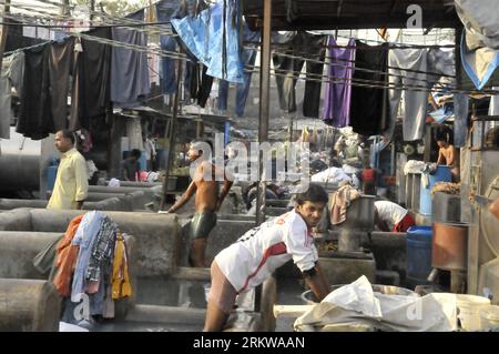 Bildnummer: 58650267  Datum: 30.10.2012  Copyright: imago/Xinhua (121030) -- MUMBAI, Oct. 30, 2012 (Xinhua) -- A washerman washes clothes at Dhobi Ghat, in Mumbai, India, Oct. 30, 2012. Dhobi Ghat, known as one of the biggest outdoor laundries, became a tourist site as hundreds of washmen work here during every dawn and dusk. (Xinhua/Wang Ping) INDIA-MUMBAI-DHOBI GHAT PUBLICATIONxNOTxINxCHN Gesellschaft Wirtschaft Wäscherei Waschen Wäsche Kleidung freiluft x0x xds 2012 quer      58650267 Date 30 10 2012 Copyright Imago XINHUA  Mumbai OCT 30 2012 XINHUA a  Washes Clothes AT Dhobi Ghat in Mumbai Stock Photo