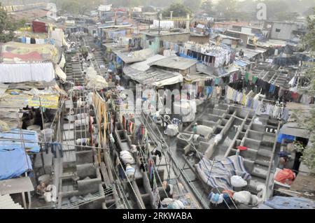 Bildnummer: 58650263  Datum: 30.10.2012  Copyright: imago/Xinhua (121030) -- MUMBAI, Oct. 30, 2012 (Xinhua) -- Photo taken on Oct. 30, 2012 shows a scene of Dhobi Ghat in Mumbai, India. Dhobi Ghat, known as one of the biggest outdoor laundries, became a tourist site as hundreds of washmen work here during every dawn and dusk. (Xinhua/Wang Ping) INDIA-MUMBAI-DHOBI GHAT PUBLICATIONxNOTxINxCHN Gesellschaft Wirtschaft Wäscherei Waschen Wäsche Kleidung freiluft Totale x0x xds 2012 quer      58650263 Date 30 10 2012 Copyright Imago XINHUA  Mumbai OCT 30 2012 XINHUA Photo Taken ON OCT 30 2012 Shows a Stock Photo