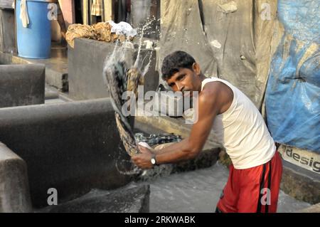 Bildnummer: 58650264 Datum: 30.10.2012 Copyright: imago/Xinhua (121030) -- MUMBAI, 30. Oktober 2012 (Xinhua) -- Ein Wäscher wäscht Kleidung in Dhobi Ghat, in Mumbai, Indien, 30. Oktober 2012. Dhobi Ghat, bekannt als eine der größten Outdoor-Wäschereien, wurde zu einem Touristenziel, da Hunderte von Waschmännern hier bei jeder Dämmerung und Dämmerung arbeiten. (Xinhua/Wang Ping) INDIA-MUMBAI-DHOBI GHAT PUBLICATIONxNOTxINxCHN Gesellschaft Wirtschaft Wäscherei Waschen Wäsche Kleidung freiluft x0x xds 2012 quer 58650264 Datum 30 10 2012 Copyright Imago XINHUA Mumbai OCT 30 2012 XINHUA A wäscht Kleidung BEI Dhobi Ghat IN Mumbai Stockfoto