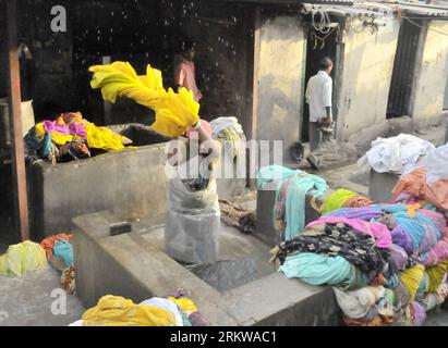 Bildnummer: 58650266  Datum: 30.10.2012  Copyright: imago/Xinhua (121030) -- MUMBAI, Oct. 30, 2012 (Xinhua) -- A worker washes clothes at Dhobi Ghat, in Mumbai, India, Oct. 30, 2012. Dhobi Ghat, known as one of the biggest outdoor laundries, became a tourist site as hundreds of washmen work here during every dawn and dusk. (Xinhua/Wang Ping) INDIA-MUMBAI-DHOBI GHAT PUBLICATIONxNOTxINxCHN Gesellschaft Wirtschaft Wäscherei Waschen Wäsche Kleidung freiluft x0x xds 2012 quer      58650266 Date 30 10 2012 Copyright Imago XINHUA  Mumbai OCT 30 2012 XINHUA a Worker Washes Clothes AT Dhobi Ghat in Mum Stock Photo