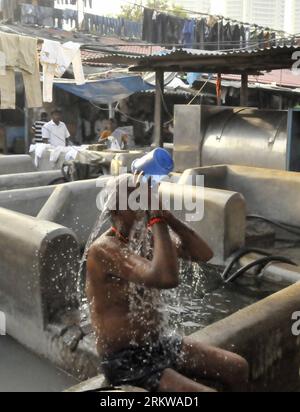 Bildnummer: 58650265  Datum: 30.10.2012  Copyright: imago/Xinhua (121030) -- MUMBAI, Oct. 30, 2012 (Xinhua) -- A washerman takes bath at Dhobi Ghat, in Mumbai, India, Oct. 30, 2012. Dhobi Ghat, known as one of the biggest outdoor laundries, became a tourist site as hundreds of washmen work here during every dawn and dusk. (Xinhua/Wang Ping) INDIA-MUMBAI-DHOBI GHAT PUBLICATIONxNOTxINxCHN Gesellschaft Wirtschaft Wäscherei Waschen Wäsche Kleidung freiluft x0x xds 2012 hoch      58650265 Date 30 10 2012 Copyright Imago XINHUA  Mumbai OCT 30 2012 XINHUA a  Takes Bath AT Dhobi Ghat in Mumbai India O Stock Photo