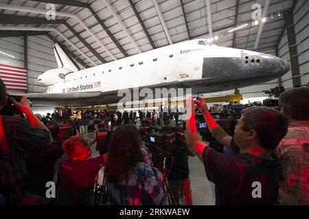 Bildnummer: 58651200  Datum: 30.10.2012  Copyright: imago/Xinhua (121030) -- LOS ANGELES, Oct. 30, 2012 (Xinhua) -- Journalists report the space shuttle Endeavour at the California Science center in California, the United States, Oct. 30, 2012. The space shuttle Endeavour was opened to the public Tuesday in the science center. (Xinhua/Yang Lei) US-LOS ANGELES-ENDEAVOUR-OPEN PUBLICATIONxNOTxINxCHN Gesellschaft Raumfahrt Ausstellung Technik Raumfahrttechnik Museum premiumd x0x xmb 2012 quer Highlight      58651200 Date 30 10 2012 Copyright Imago XINHUA  Los Angeles OCT 30 2012 XINHUA Journalists Stockfoto