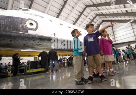 Bildnummer: 58651198  Datum: 30.10.2012  Copyright: imago/Xinhua (121030) -- LOS ANGELES, Oct. 30, 2012 (Xinhua) -- Some children look at the space shuttle Endeavour at the California Science Center in California, the United States, Oct. 30, 2012. The space shuttle Endeavour was opened to the public Tuesday in the science center. (Xinhua/Yang Lei) US-LOS ANGELES-ENDEAVOUR-OPEN PUBLICATIONxNOTxINxCHN Gesellschaft Raumfahrt Ausstellung Technik Raumfahrttechnik Museum premiumd x0x xmb 2012 quer      58651198 Date 30 10 2012 Copyright Imago XINHUA  Los Angeles OCT 30 2012 XINHUA Some Children Look Stock Photo