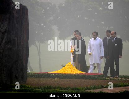 Bildnummer: 58651324 Datum: 31.10.2012 Copyright: imago/Xinhua (121031) -- NEU DELHI, 31. Oktober 2012 (Xinhua) -- Sonia Gandhi (Front), Präsidentin des indischen Kongresses und Vorsitzende der UPA, zollt dem 28. Todestag der ersten indischen Premierministerin Indira Gandhi in Shakthi Sthal in Neu-Delhi, Indien, am 31. Oktober 2012 eine florale Hommage. Indira Gandhi wurde von ihren Bodyguards in einem Racheangriff ermordet. (Xinhua/Partha Sarkar)(rh) INDIA-NEW DELHI-INDIRA GANDHI-ANNIVERSARY PUBLICATIONxNOTxINxCHN People Politik Gedenken Andenken Trauer Premiere x1x xmb 2012 quer 5865 Stockfoto