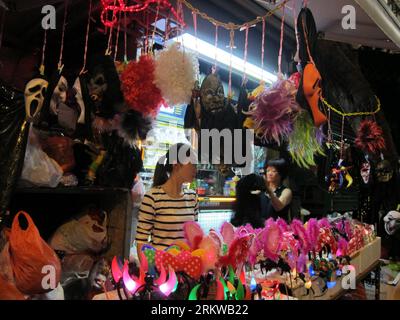 Bildnummer: 58654593  Datum: 31.10.2012  Copyright: imago/Xinhua (121031) -- HONG KONG, Oct. 31, 2012 (Xinhua) -- Traders sell Halloween decorations in Lan Kwai Fong area of Hong Kong, south China, Oct. 31, 2012. A variety of activities were held in business areas and scenic spots in Hong Kong on Wednesday to greet this year s Halloween. (Xinhua/Zhao Yusi)(mcg) CHINA-HONG KONG-HALLOWEEN-CELEBRATION (CN) PUBLICATIONxNOTxINxCHN Gesellschaft Halloween Party Halloweenparty HongKong Einzelhandel Kostüm xas x0x 2012 quer      58654593 Date 31 10 2012 Copyright Imago XINHUA  Hong Kong OCT 31 2012 XIN Stock Photo