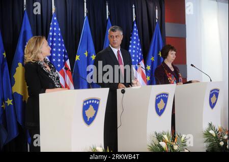 Bildnummer: 58655388 Datum: 31.10.2012 Copyright: imago/Xinhua (121031) -- PRISTINA, Okt. 31, 2012 (Xinhua) -- (L-R) US-Außenministerin Hillary Clinton, Kosovo-Führer Hashim Thaci und die hohe Vertreterin der Europäischen Union für Außen- und Sicherheitspolitik Catherine Ashton nehmen am 31. Oktober 2012 an einer gemeinsamen Pressekonferenz in Pristina Teil. Hillary Clinton forderte Serbien am Mittwoch auf, während eines Besuchs in Pristina, begleitet von der EU-Diplomatenchefin Catherine Ashton, weiter auf eine Normalisierung der Beziehungen zu seiner abtrünnigen Provinz Kosovo hinzuarbeiten. (Xinhua/Astrit Ibrahimi) SERBIEN-KOSOVO-HILLARY-A Stockfoto