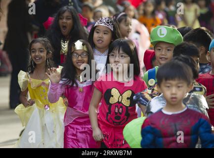 Bildnummer: 58655950 Datum: 31.10.2012 Copyright: imago/Xinhua (121101) -- LOS ANGELES, 1. November 2012 (Xinhua) -- Kinder in Halloween-Kostümen nehmen an einer Parade in der Baldwin Stocker Elementary School in Los Angeles, USA, 31. Oktober 2012 Teil. (Xinhua/Yang Lei) (yc) US-LOS ANGELES-HALLOWEEN PUBLICATIONxNOTxINxCHN Gesellschaft Kostüm Verkleidung x0x xac 2012 quer 58655950 Datum 31 10 2012 Copyright Imago XINHUA Los Angeles 1. November 2012 XINHUA-Kinder in Halloween-Kostümen nehmen an einer Parade in DER Baldwin Stocker Elementary School in Los Angeles Teil, dem US OCT 31 2012 XINHUA Yang Lei U.S. Lo Stockfoto