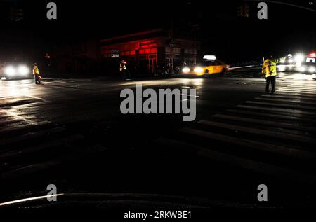 Bildnummer: 58657313  Datum: 31.10.2012  Copyright: imago/Xinhua NEW YORK, Oct. 31, 2012 - Traffic police direct the traffic on the road in Manhattan, New York, the United States, Oct. 31, 2012. New Yorkers cope with the aftermath of Hurricane Sandy, which left large parts of New York without power and transportation. (Xinhua/Shen Hong)(zf) US-NEW YORK-HURRICANE-AFTERMATH PUBLICATIONxNOTxINxCHN Gesellschaft USA Sturm Sandy Hurrikan Wetter Unwetter Naturkatastrophe Dunkelheit Stromausfall xas x0x 2012 quer premiumd     58657313 Date 31 10 2012 Copyright Imago XINHUA New York OCT 31 2012 Traffic Stock Photo