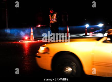 Bildnummer: 58657316  Datum: 31.10.2012  Copyright: imago/Xinhua NEW YORK, Oct. 31, 2012 - Traffic police place fireworks as sign on the road in Manhattan, New York, the United States, Oct. 31, 2012. New Yorkers cope with the aftermath of Hurricane Sandy, which left large parts of New York without power and transportation. (Xinhua/Shen Hong)(zf) US-NEW YORK-HURRICANE-AFTERMATH PUBLICATIONxNOTxINxCHN Gesellschaft USA Sturm Sandy Hurrikan Wetter Unwetter Naturkatastrophe Dunkelheit Stromausfall xas x0x 2012 quer     58657316 Date 31 10 2012 Copyright Imago XINHUA New York OCT 31 2012 Traffic Pol Stock Photo