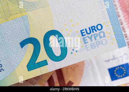 Zwanzig Euro orange Farbe fotografiert Nahaufnahme, Details der echten 20-Euro-Banknote der Europäischen Union Stockfoto