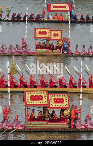 Bildnummer: 58661215 Datum: 02.11.2012 Copyright: imago/Xinhua (121102) -- BANGKOK, 2. November 2012 (Xinhua) -- prunkvolle Binnenschiffparade auf dem Chao Phraya während der Probe der königlichen Bargenprozession in Bangkok, Thailand, 2. November 2012. Die Kostümprobe der königlichen Barge-Prozession für die königliche Kathin-Zeremonie begann hier am Freitag, mit der Teilnahme von 2.311 Ruderern der königlich thailändischen Marine und 52 Schiffen, darunter vier exquisit gefertigte königliche Lastkähne. Die offizielle königliche Prozession findet am 9. November statt. (Xinhua/Rachen Sageamsak) THAILAND-BANGKOK-ROYAL BARGE-PROBE PUBLICATIO Stockfoto