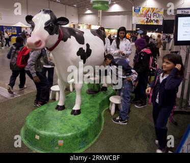 Bildnummer: 58663303  Datum: 02.11.2012  Copyright: imago/Xinhua  TORONTO,  (Xinhua) -- Students learn about cow milking during the Royal Agricultural Winter Fair at Canadian National Exhibition in Toronto, Canada, Nov. 2, 2012. The ten-day annual event, which opened here on Friday, is one of the largest combined indoor agricultural shows in the world. (Xinhua/Zou Zheng) (bxq) CANADA-TORONTO-THE ROYAL AGRICULTURAL WINTER FAIR PUBLICATIONxNOTxINxCHN Wirtschaft Messe Landwirtschaft Landwirtschaftsmesse Agrarmesse premiumd x0x xmb 2012 quadrat     58663303 Date 02 11 2012 Copyright Imago XINHUA T Stock Photo