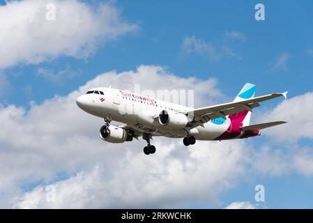 Eurowings Airbus A319-112 Jet Airliner D-ABGJ im Finale landen am London Heathrow Airport, UK. 100%ige Tochtergesellschaft der Lufthansa Group Stockfoto