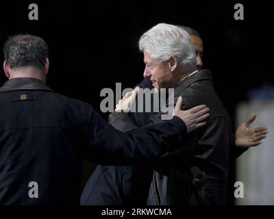 Bildnummer: 58665057  Datum: 03.11.2012  Copyright: imago/Xinhua (121104) -- WASHINGTON D.C., Nov. 4, 2012 (Xinhua) -- U.S. President Barack Obama hugs former U.S. President Bill Clinton during a campaign in Bristow, Virginia, Nov. 3, 2012. About 24,000 attended this event late Saturday night amid a chilly weather. (Xinhua/Zhang Jun) U.S.-POLITICS-PRESIDENTIAL ELECTION-CAMPAIGN PUBLICATIONxNOTxINxCHN Politik People Wahlen USA Wahl Präsidentschaftswahlen premiumd x0x xmb 2012 quer      58665057 Date 03 11 2012 Copyright Imago XINHUA  Washington D C Nov 4 2012 XINHUA U S President Barack Obama H Stock Photo