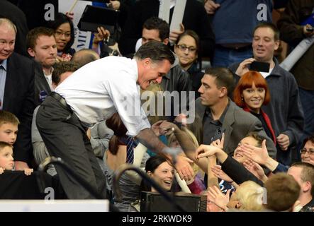 Bildnummer: 58669557  Datum: 05.11.2012  Copyright: imago/Xinhua MANCHESTER, Nov. 5, 2012 - U.S. Republican presidential candidate Mitt Romney shakes hands with supporters during a rally in Manchester, U.S. state of New Hampshire, on Nov. 5, 2012. (Xinhua/Wang Lei) (nxl) U.S.-PRESIDENTIAL ELECTION-ROMNEY-NEW HAMPSHIRE-RALLY PUBLICATIONxNOTxINxCHN Politik people Wahlkampf Wahl Präsidentschaftswahl USA xas x0x 2012 quer premiumd     58669557 Date 05 11 2012 Copyright Imago XINHUA Manchester Nov 5 2012 U S Republican Presidential Candidate Mitt Romney Shakes Hands With Supporters during a Rally i Stockfoto